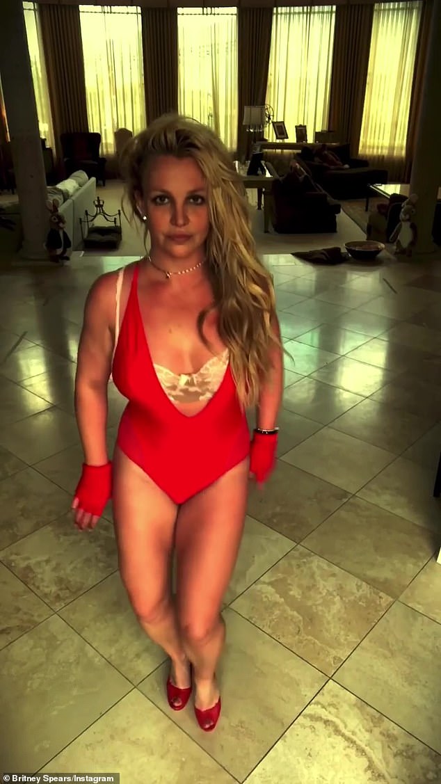 Dancing Queen: Britney deelde ook een video van zichzelf die danst ter ere van Valentijnsdag op haar Instagram-pagina