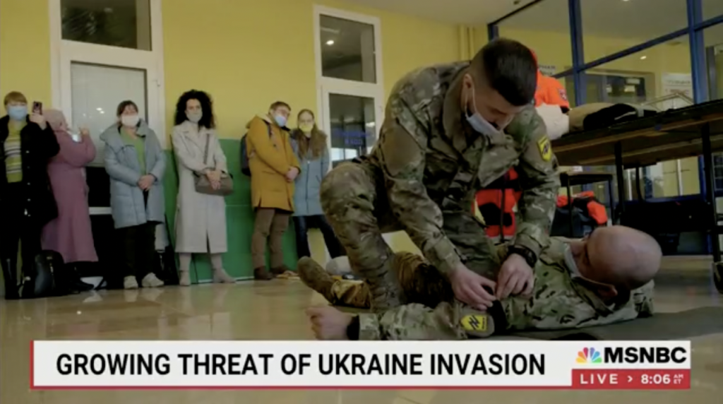 MSNBC-rapport over het conflict tussen Rusland en Oekraïne toont een Oekraïense neonazistische gewapende groep die burgers traint