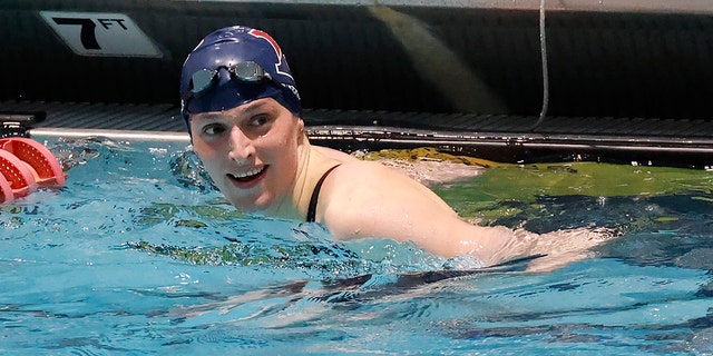 Leah Thomas uit Pennsylvania lacht na het winnen van de 100 meter vrije slag finale op de Ivy League Women's Swimming and Diving Championships op Harvard op zaterdag 19 februari 2022 in Cambridge, Massachusetts.