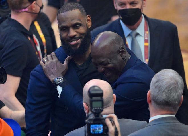 LeBron James en Michael Jordan lachen tijdens de rustceremonie ter ere van het 75-jarig jubileumteam van de NBA.