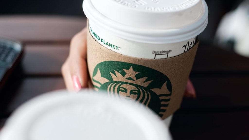 Een Starbucks-medewerker verspreidt zich snel na het doorgeven van een geheim briefje aan een jonge vrouw