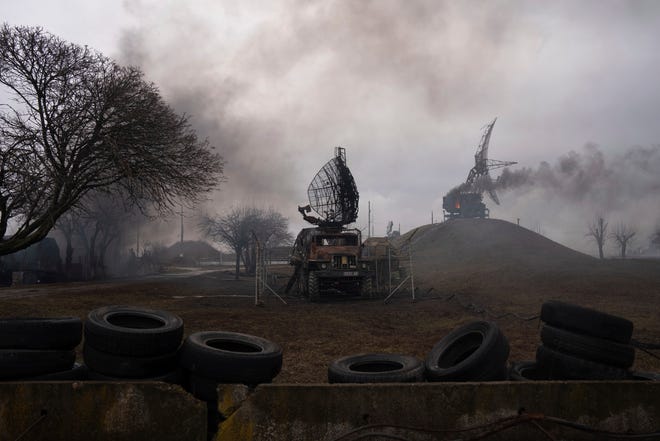 Rook stijgt op vanaf een luchtverdedigingsbasis na een schijnbare Russische aanval in Mariupol, Oekraïne, donderdag 24 februari 2022. Russische troepen lanceren hun verwachte aanval op Oekraïne.