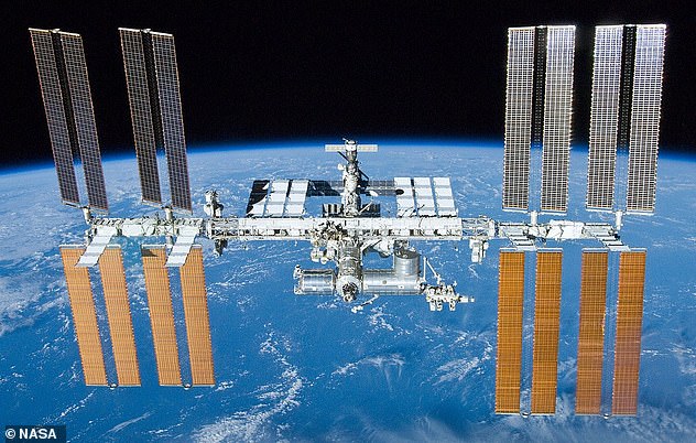 Het International Space Station (ISS, afgebeeld), dat 357,5 voet breed en 239,4 voet lang is, voltooit eens per 90 minuten een volledige baan rond de aarde