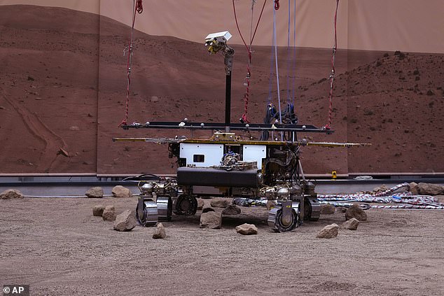 Rosalind Franklin is een geplande robot Marsrover, die deel uitmaakt van het internationale ExoMars-programma onder leiding van de European Space Agency en het Russische Roscosmos.  Afgebeeld is de tweelingzus van Rosalind op aarde, bekend als Amalia, die met succes het platform verlaat en het terrein van Mars simuleert