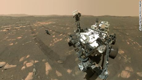Mars Perseverance rover maakt een selfie met een Ingenuity-helikopter