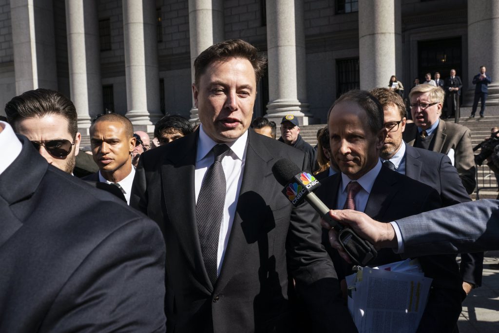 Nadat Elon Musk, CEO van Tesla, een "onverbiddelijk onderzoek" claimt, keert de SEC terug