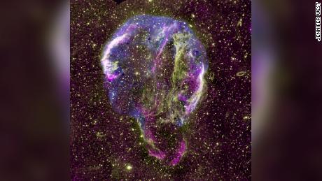 Een radio- (paars), ultraviolet (geel) en röntgenfoto (blauw) beeld van het supernova-overblijfsel van de Melkweg wordt getoond. 