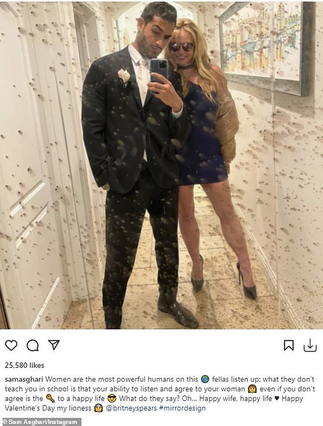 Zo schattig: hij noemt haar vaak zijn 'vrouw' op Instagram, waardoor het onduidelijk is of het verloofde stel daadwerkelijk door het gangpad liep.  En maandag deelde Sam Asgari een foto van zichzelf met Britney Spears, 40, terwijl hij een schattige selfie in de spiegel nam en haar opnieuw zijn 'vrouw' noemde.