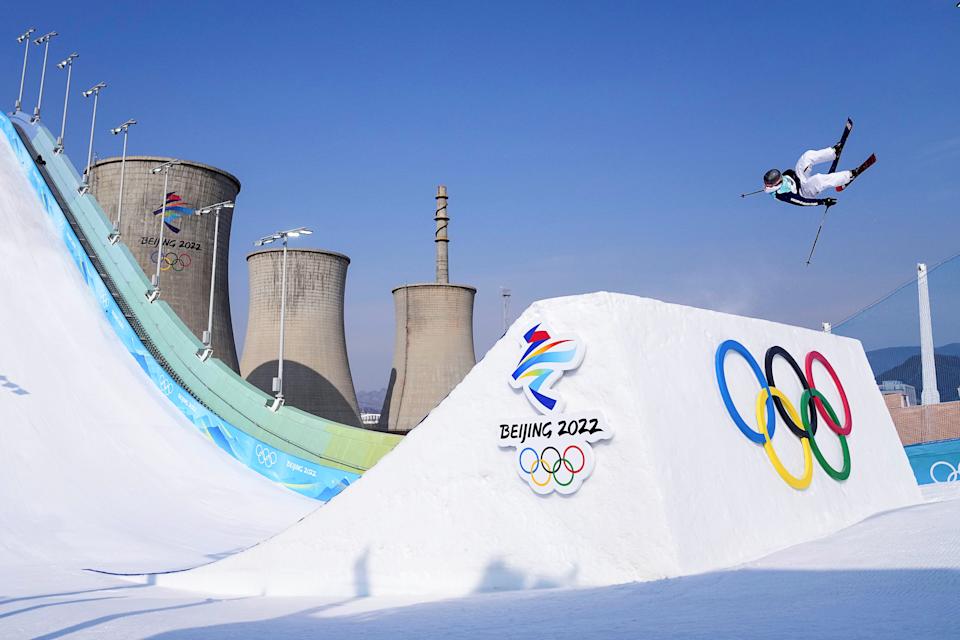 Amerikaanse skater Colby Stephenson neemt deel aan de Freestyle Ski Grand Prix-finale in Big Air Shougang in Peking, 9 februari 2022 (Xiong Qi/Xinhua via Getty Images)