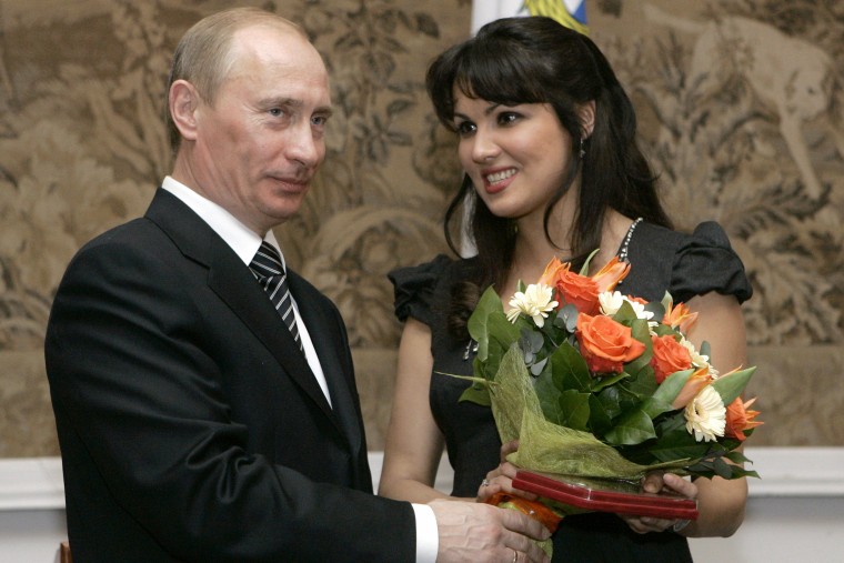 De Russische president Vladimir Poetin, links, feliciteert de Russische operazangeres Anna Netrebko nadat ze haar op 27 februari 2008 in Sint-Petersburg de Orde van Volksartiest van Rusland had toegekend.