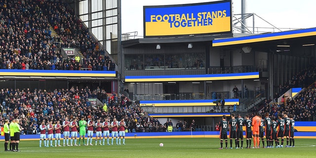 Spelers steunen Oekraïne voor de aftrap tijdens de Premier League-wedstrijd tussen Burnley en Chelsea op Turf Moor op 5 maart 2022 in Burnley, Verenigd Koninkrijk.