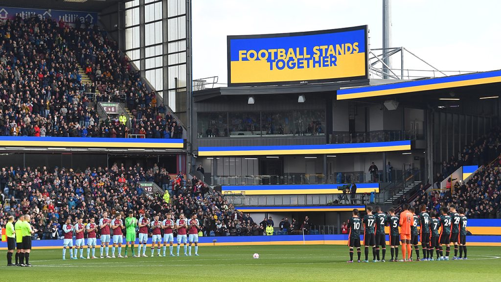 Chelsea-fans onderbreken hun moment van solidariteit met Oekraïne met gezangen van Roman Abramovich