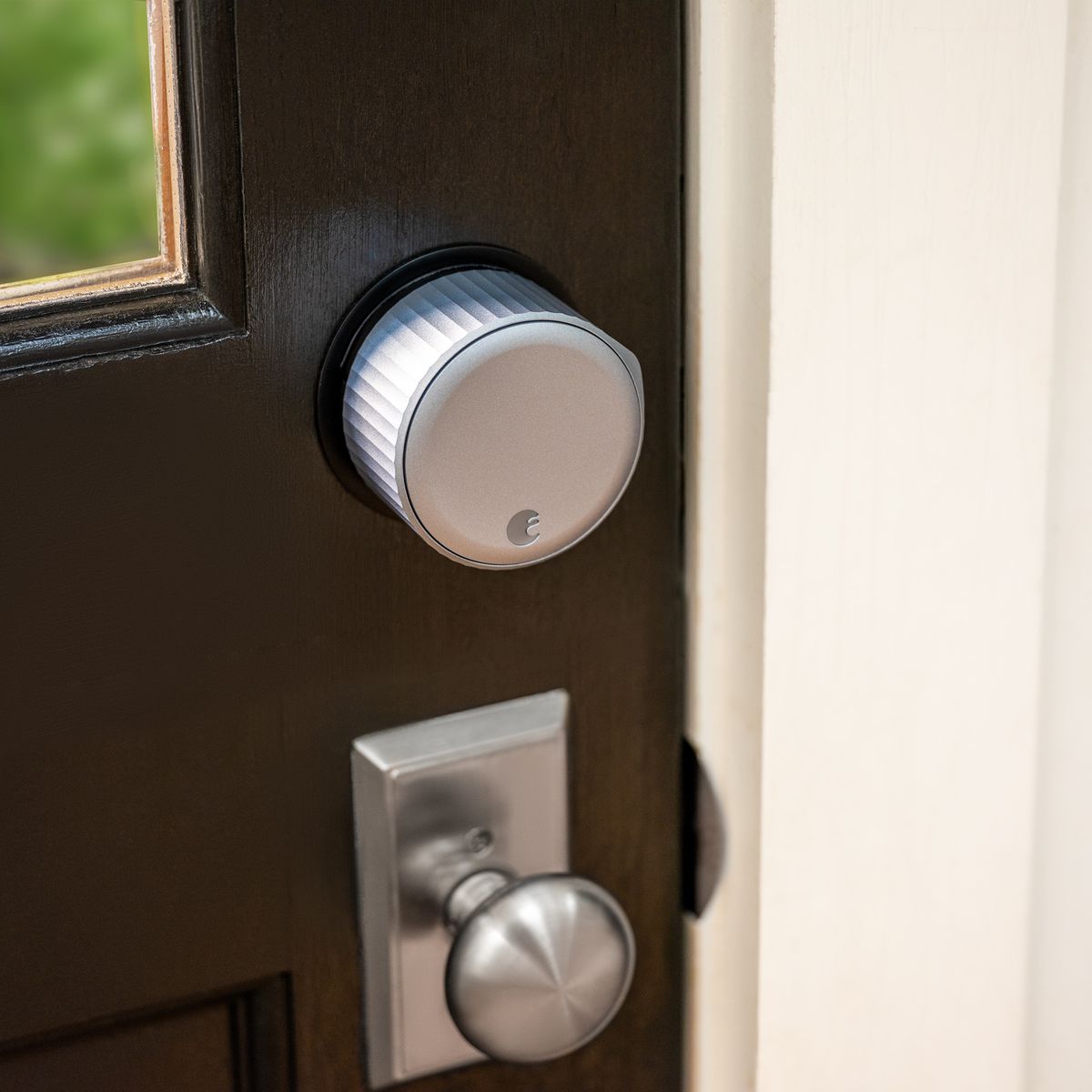 Augustus Wi-Fi smart lock geïnstalleerd op bruine deur