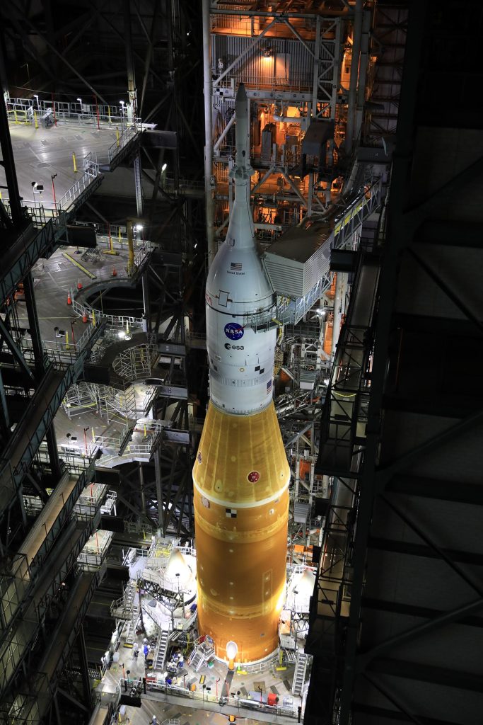 VAB Artemis I Space Launch System-raket en Orion-ruimtevaartuig