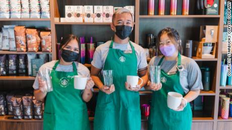 Starbucks wil dat alle klanten herbruikbare bekers en mokken kunnen gebruiken in haar winkels. 