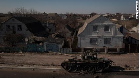 Een vernietigde tank staat in een straat na gevechten tussen Oekraïense en Russische troepen op een hoofdweg in de buurt van Brovary, ten noorden van Kiev, Oekraïne, donderdag 10 maart 2022.