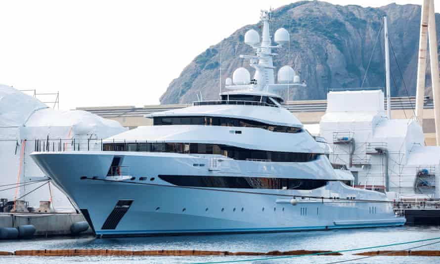 Het luxe jacht Amore Vero, dat eigendom zou zijn van het hoofd van Rosneft, ligt in de haven van La Ciotat bij Marseille.