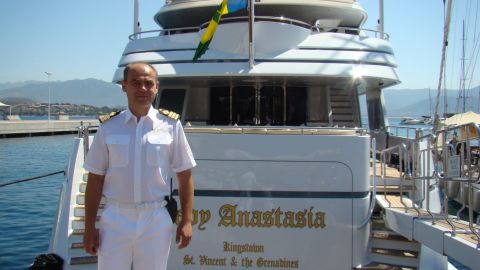 Voordat Taras Ostapchuk probeerde Lady Anastasia tot zinken te brengen uit protest tegen de Russische oorlog tegen Oekraïne, werkte hij tien jaar als jachtingenieur.  Deze foto werd in 2013 genomen op Corsica, in de Middellandse Zee.