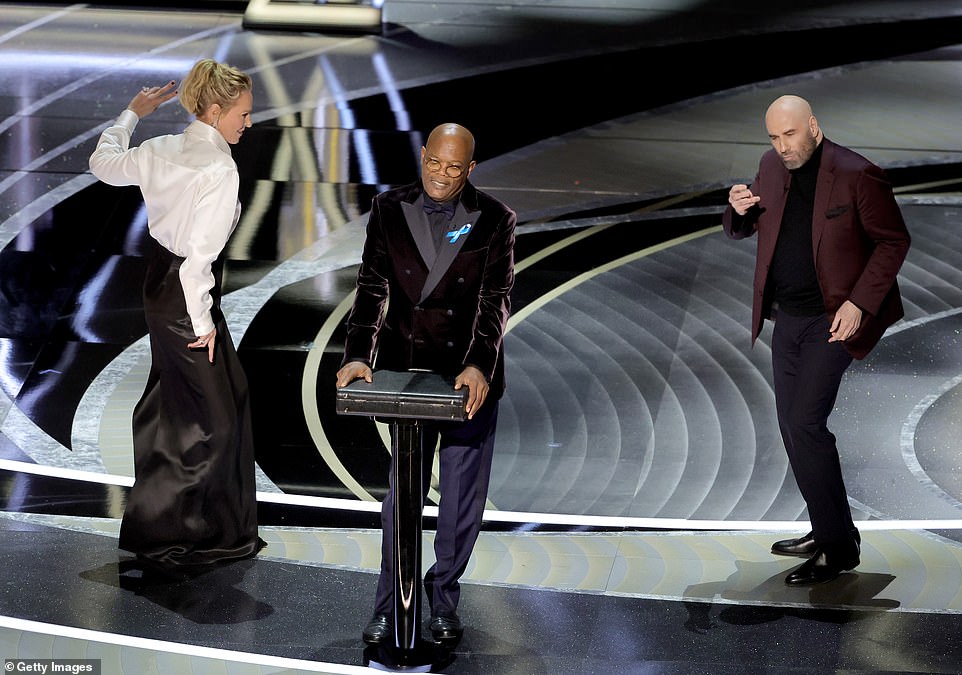 Twee decennia later: John Travolta en Uma Thurman recreëren hun beroemde Pulp Fiction-scène tijdens de 94e Academy Awards op zondag samen met hun voormalige acteur Samuel L. Jackson