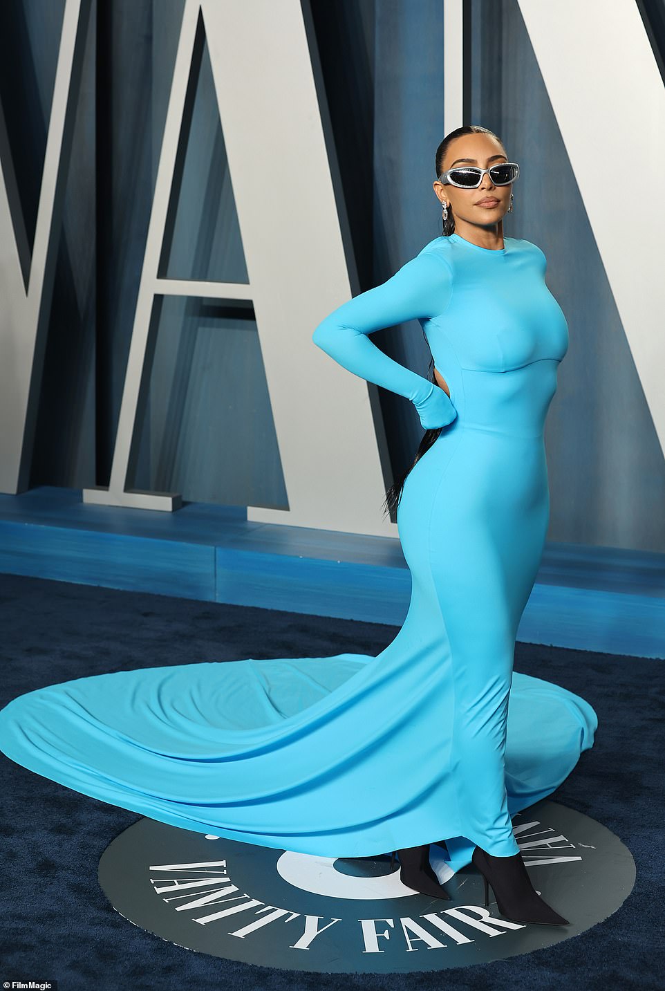 Adembenemend in het blauw!  Kim Kardashian zette haar iconische rondingen centraal terwijl ze zich vermengde met Hollywood-royalty's op de Vanity Fair Oscar Party in 2022.