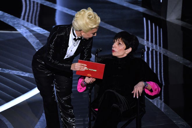 Lady Gaga, links, en Lisa Minnelli kondigen de categorie Beste Film op het podium aan tijdens de Academy Awards op zondag.