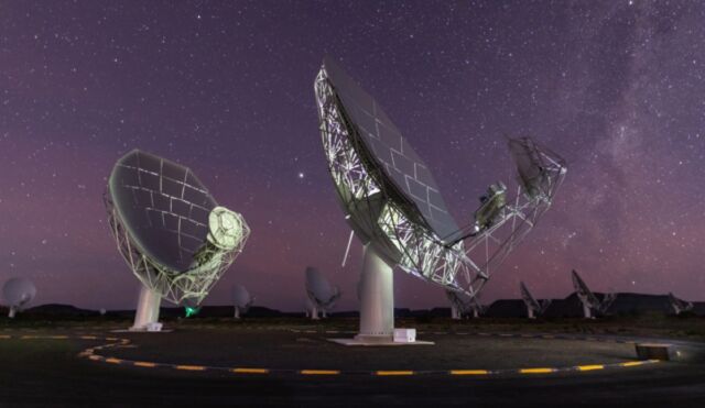 Vijftien van de 64 schotels van de MeerKAT-radiotelescoop onder een sterrenhemel in de Karoo, Zuid-Afrika. 