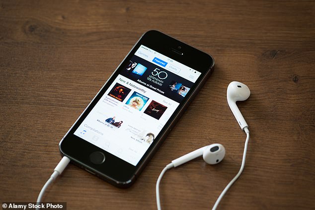 Sinds 2020 brengt Apple zijn klanten £ 19 in rekening voor een nieuwe stekker of oordopjes.