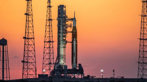 De stapel Artemis I-raketten is te zien bij zonsopgang op 21 maart. 