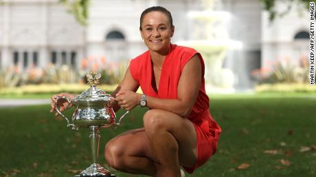 De nummer één van de wereld Ashleigh Barty heeft aangekondigd dat ze stopt met professioneel tennissen