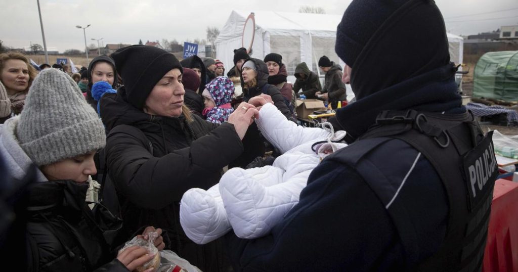 De Verenigde Naties zeggen dat 2 miljoen mensen de oorlog zijn ontvlucht, omdat Oekraïne Rusland ervan beschuldigt het laatste staakt-het-vuren voor humanitaire evacuaties te schenden