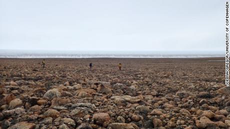Onderzoekers verzamelden zand- en rotsmonsters op Groenland om te bepalen wanneer de meteoriet viel. 