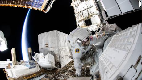 NASA-astronauten maken ruimtewandelingen om de stroomvoorziening van het ruimtestation te verbeteren