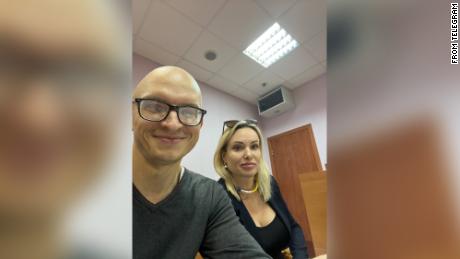 Dinsdag werd op Telegram een ​​foto geplaatst waarop Marina Ovsianikova en een van haar advocaten, Anton Gachinsky, te zien zijn.