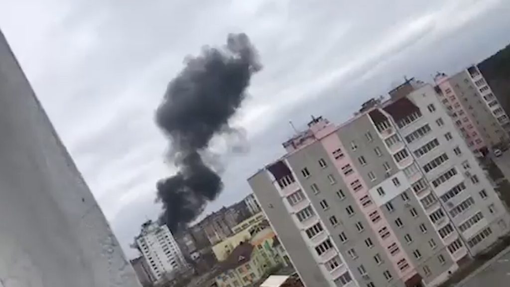 Oekraïense functionarissen zeggen dat een videoclip het neerhalen van een Russisch gevechtsvliegtuig boven Tsjernihiv . laat zien