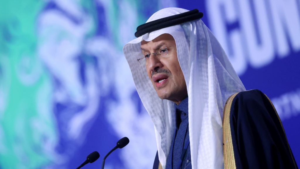 Saoedische minister van Energie zegt dat OPEC politiek uit oliebesluiten zal halen