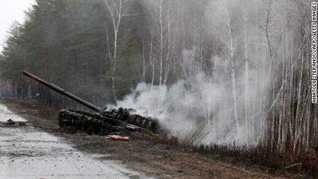 Rook stijgt op uit een Russische tank die op 26 februari 2022 door Oekraïense troepen is vernietigd aan de kant van een weg in de regio Lugansk.