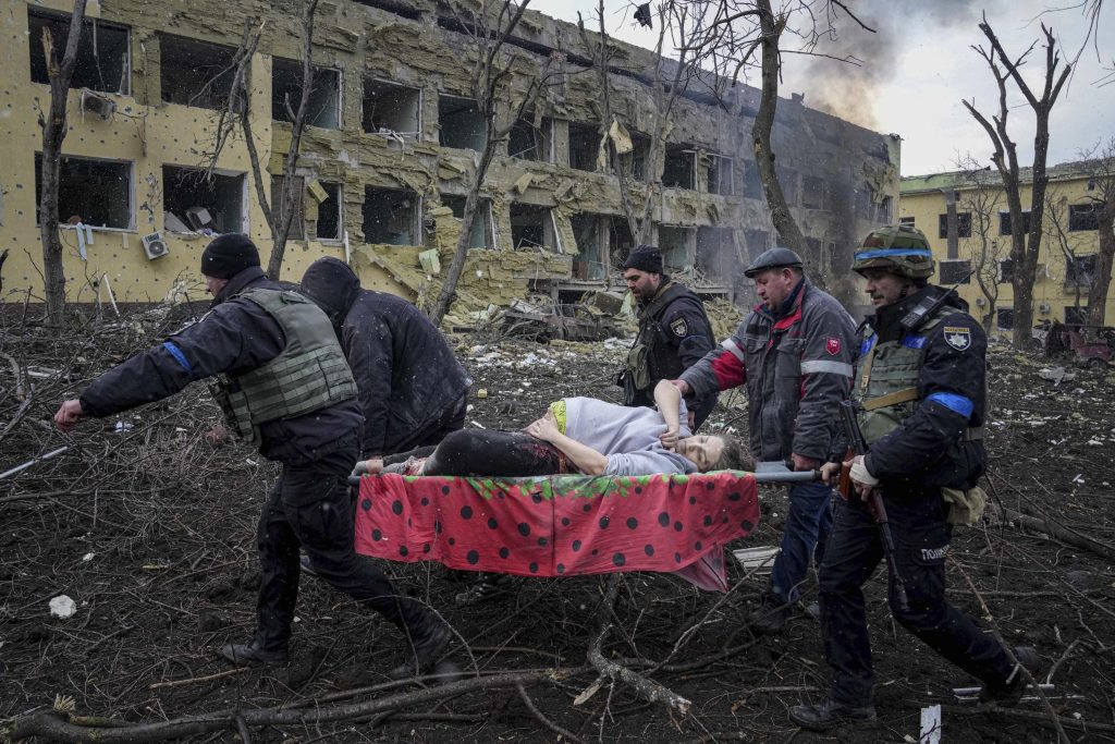 Zwangere vrouw, baby sterft nadat Rusland kraamafdeling bombardeerde