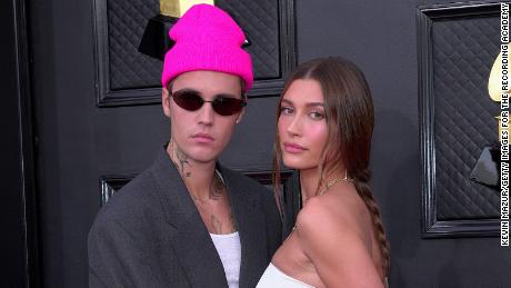 Justin Bieber en Hailey Bieber arriveren bij de Grammy's.