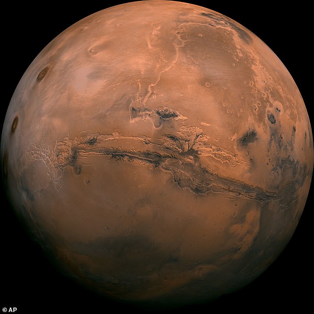 Sinds de aankomst in november 2018 heeft de InSight-sonde gewerkt met vele missies die rond Mars draaien en over het aardoppervlak zwerven: inclusief de Curiosity-rover.