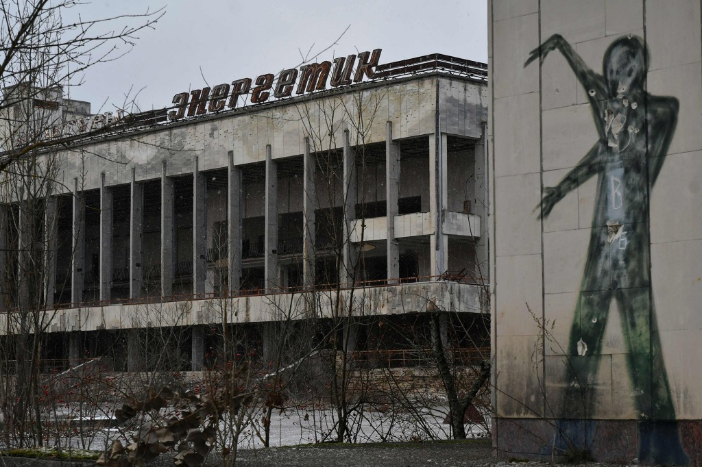 Een bestandsfoto gemaakt op 8 december 2020 toont graffiti op de muur van een gebouw op het centrale plein van de spookstad Pripyat, dicht bij de kerncentrale van Tsjernobyl.