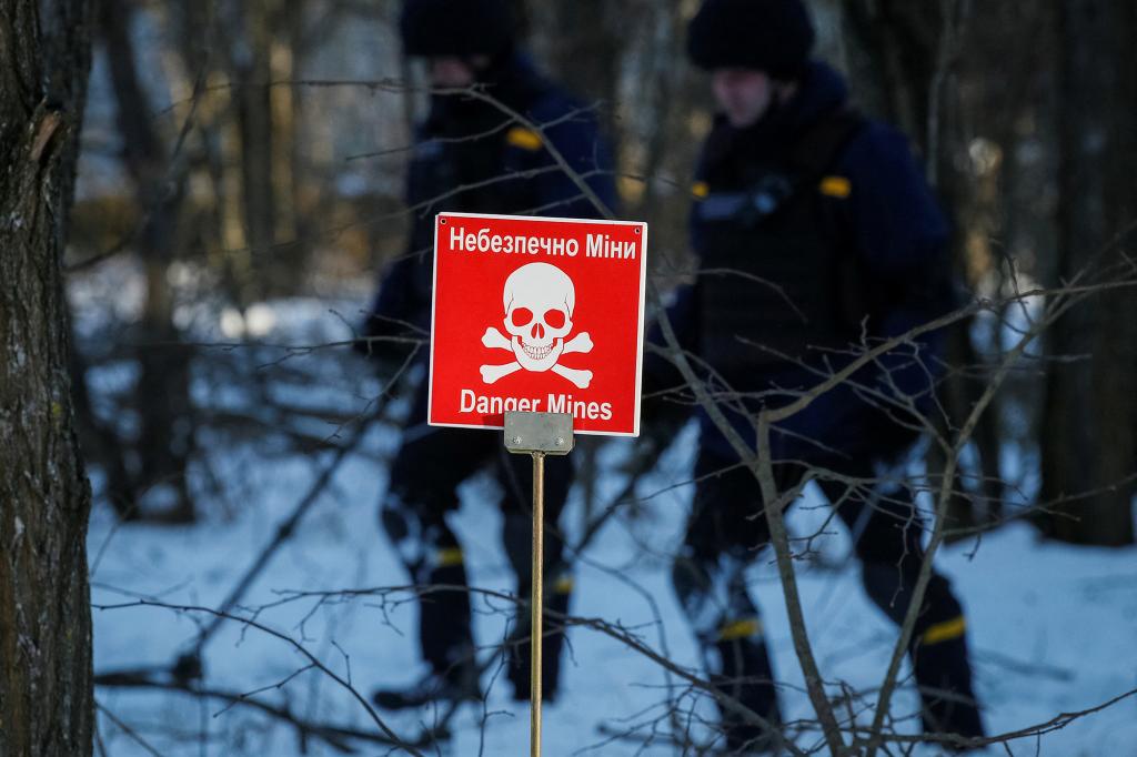 Russische troepen groeven loopgraven in het zeer radioactieve 'Rode Woud' van Tsjernobyl