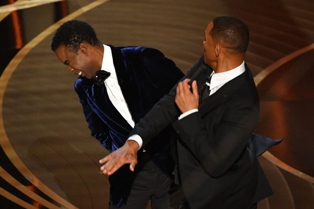 Will Smith slaat Chris Rock tijdens de 94e Academy Awards in het Dolby Theatre in Hollywood, Californië op 27 maart 2022. 