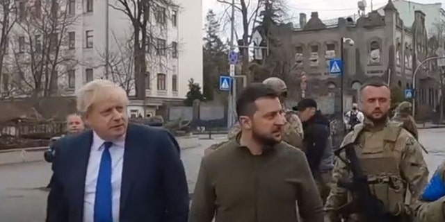 Links lopen de premier van het Verenigd Koninkrijk en de Oekraïense president Volodymyr Zelensky door de straten van Kiev. 