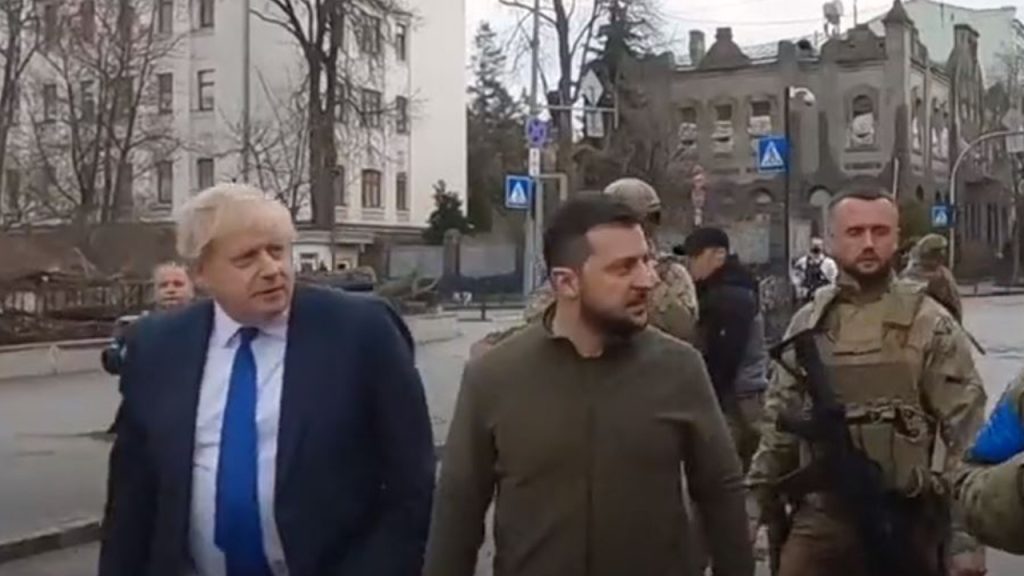 Boris Johnson uit het VK en Zelensky uit Oekraïne lopen uitdagend door de straten van Kiev