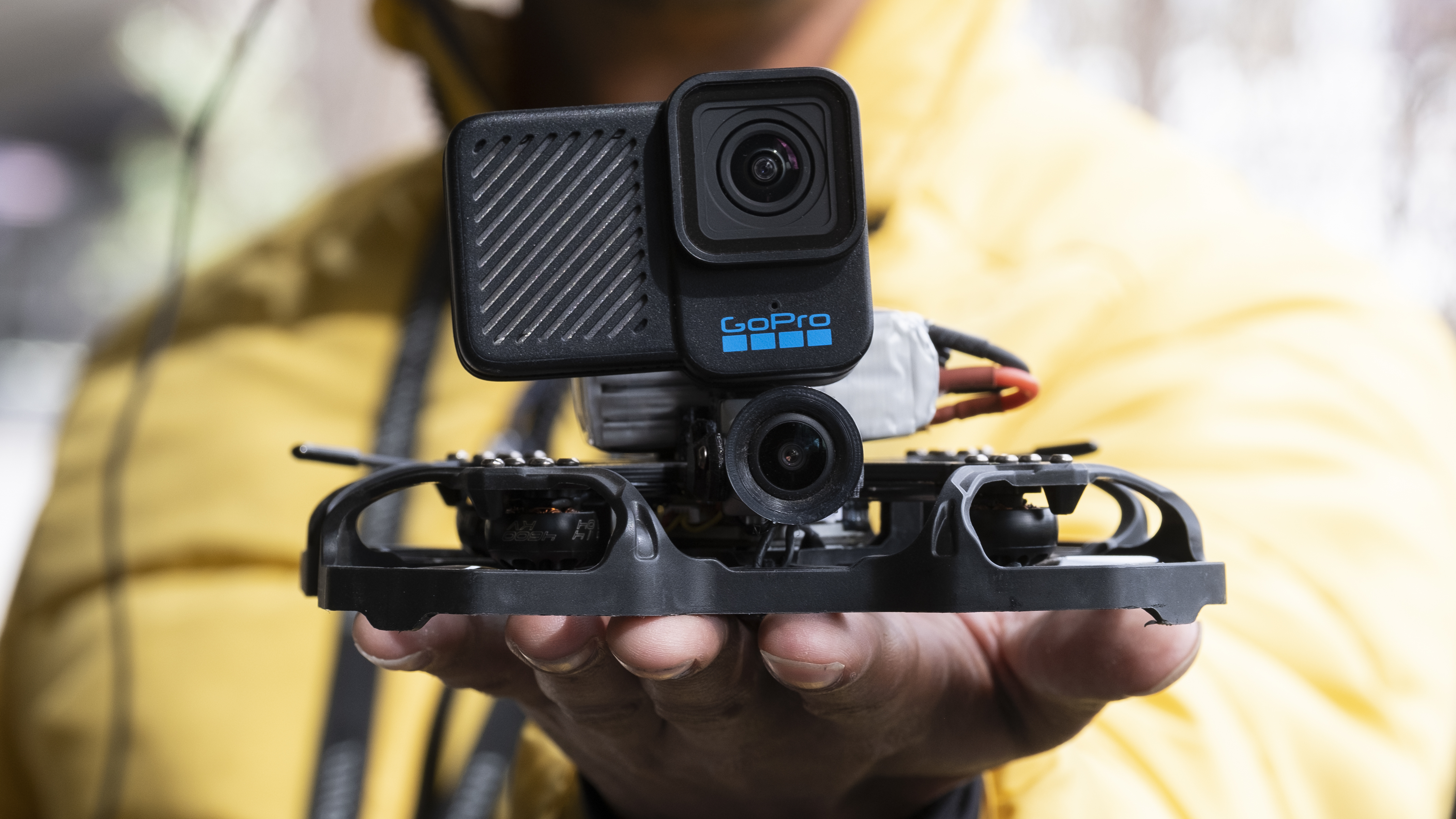 GoPro Hero 10 Black Bones-camera op een FPV-drone