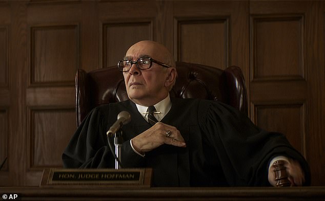 Angela filmt de rol van rechter Julius Hoffman in de Chicago 7 Trial 2020