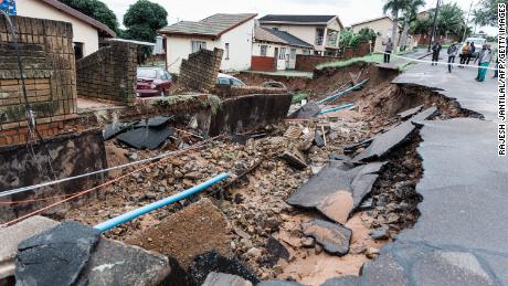 Een weg en een huis zijn dinsdag zwaar beschadigd na hevige regenval in Durban.