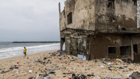 Terwijl landen ruzie maken over wie de klimaatcrisis moet betalen, wordt een gemeenschap op het eiland Lagos opgeslokt door de zee 