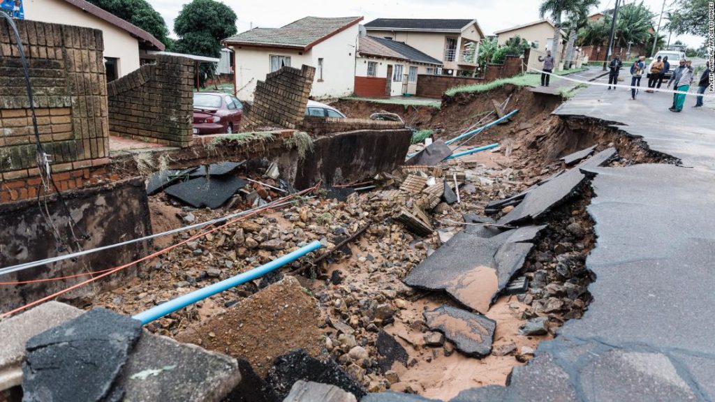 Overstromingen in Zuid-Afrika: meer dan 300 mensen stierven nadat overstromingen wegen wegspoelden en huizen in Zuid-Afrika verwoestten