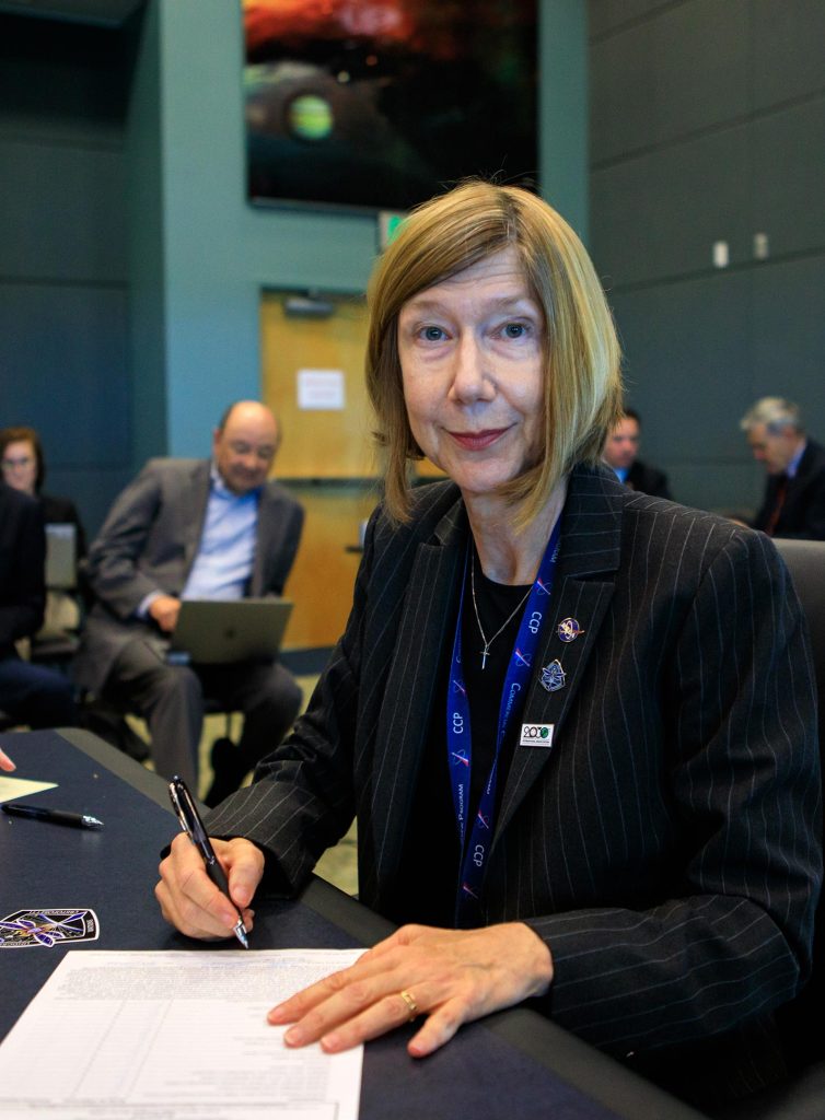 Kathy Luders is associate director van NASA's Directorate of Space Operations